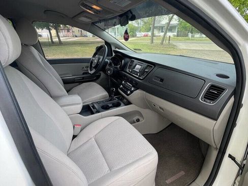 Used 2016 Kia Sedona LX w/ LX Convenience Package FWD image 11