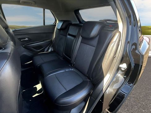 Used 2022 Chevrolet Trax LT w/ LT Convenience Package image 14