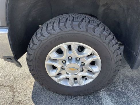 Used 2024 Chevrolet Silverado 2500 LT image 3