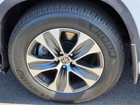 Used 2023 Toyota Highlander XLE AWD/4WD image 18