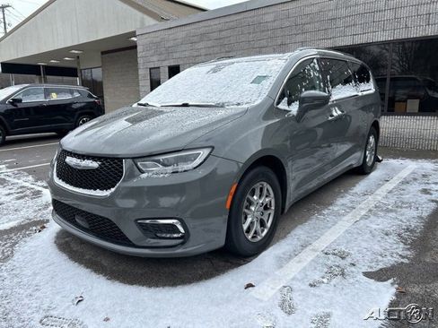 Used 2021 Chrysler Pacifica Touring image 1