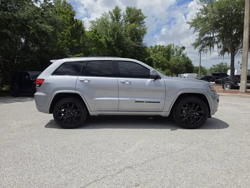 Used 2020 Jeep Grand Cherokee Altitude AWD/4WD image 3