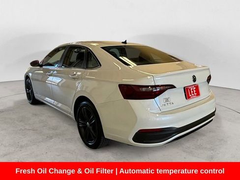 Used 2024 Volkswagen Jetta SE FWD image 3