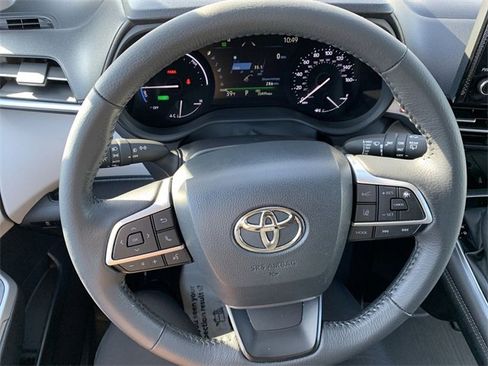Used 2025 Toyota Sienna XLE image 19