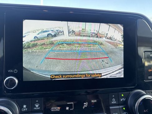 Used 2023 Toyota Highlander XLE AWD/4WD image 16