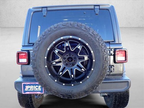 Used 2019 Jeep Wrangler Unlimited Sahara image 3