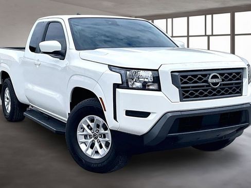 Used 2024 Nissan Frontier SV RWD image 3