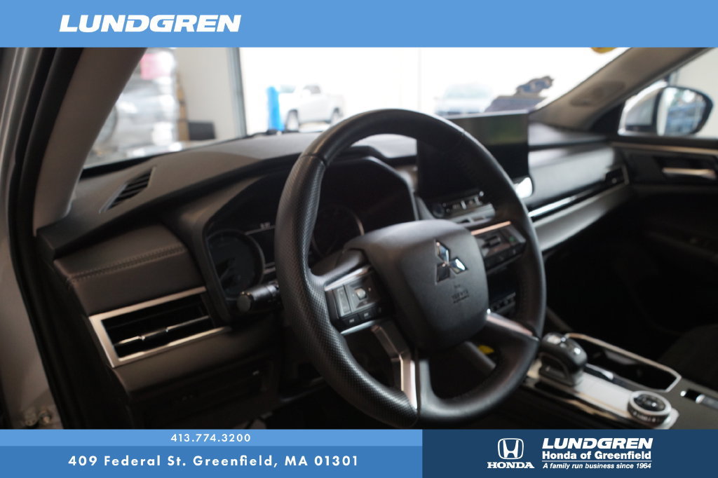 Used 2025 Mitsubishi Outlander AWD image 13