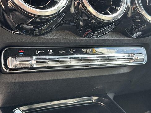 Used 2023 Mercedes-Benz GLB 250 image 38