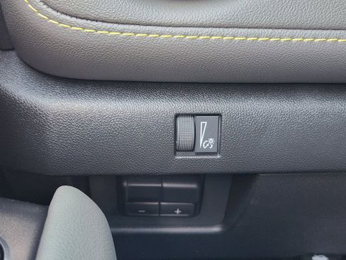 Used 2025 Chevrolet Colorado ZR2 w/ Technology Package image 25