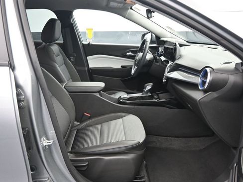 Used 2025 Chevrolet Trax LT w/ LT Convenience Package image 13