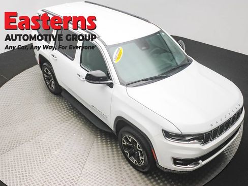 Used 2023 Jeep Wagoneer Series III w/ Preferred Equipment Group RWD image 3