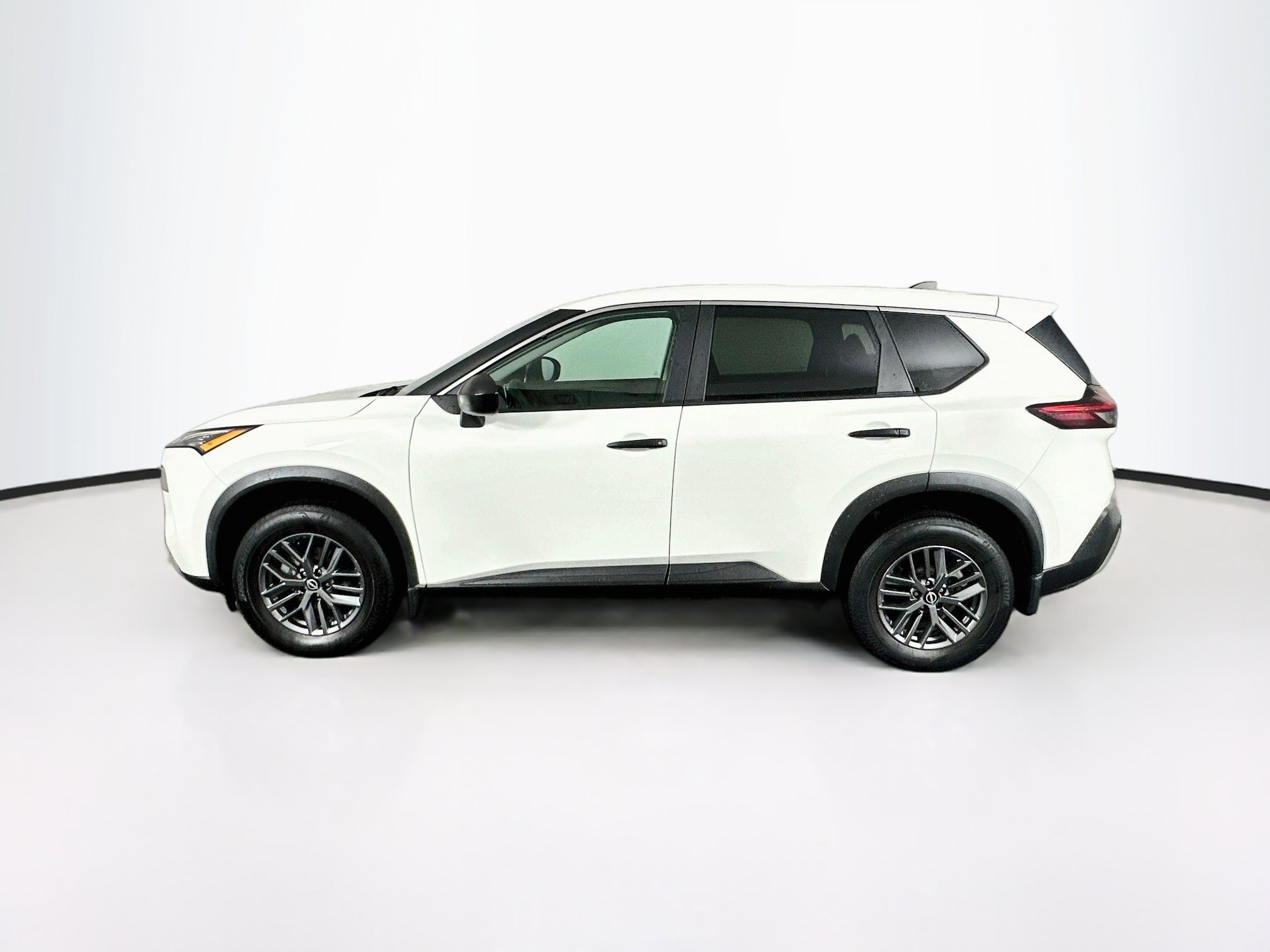 Used 2023 Nissan Rogue S FWD image 4