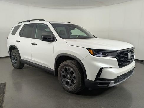 Used 2025 Honda Pilot TrailSport image 2