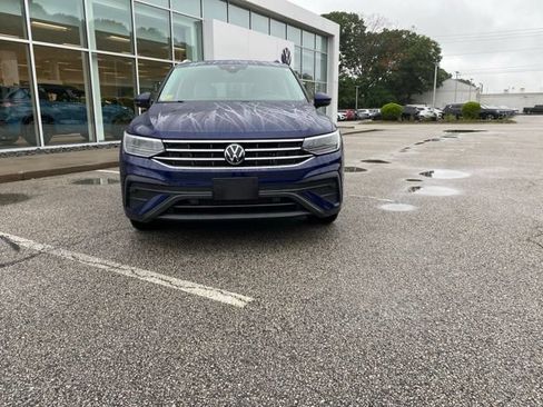 Used 2024 Volkswagen Tiguan SE w/ Panoramic Sunroof Package AWD/4WD image 3