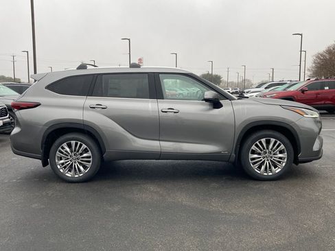 New 2026 Toyota Highlander Platinum image 4