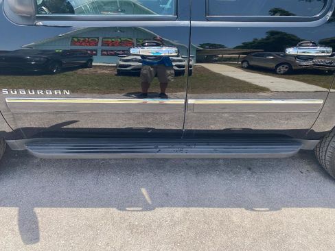 Used 2013 Chevrolet Suburban LTZ RWD image 27