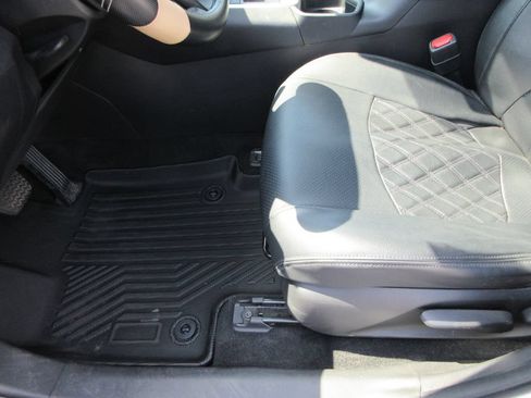 Used 2022 Toyota RAV4 LE AWD/4WD image 21