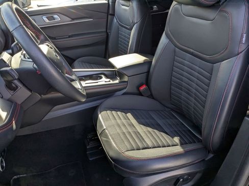 Used 2025 Ford Explorer ST-Line w/ ST-Line Street Pack image 16