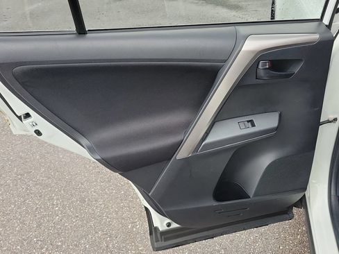 Used 2018 Toyota RAV4 LE FWD image 9