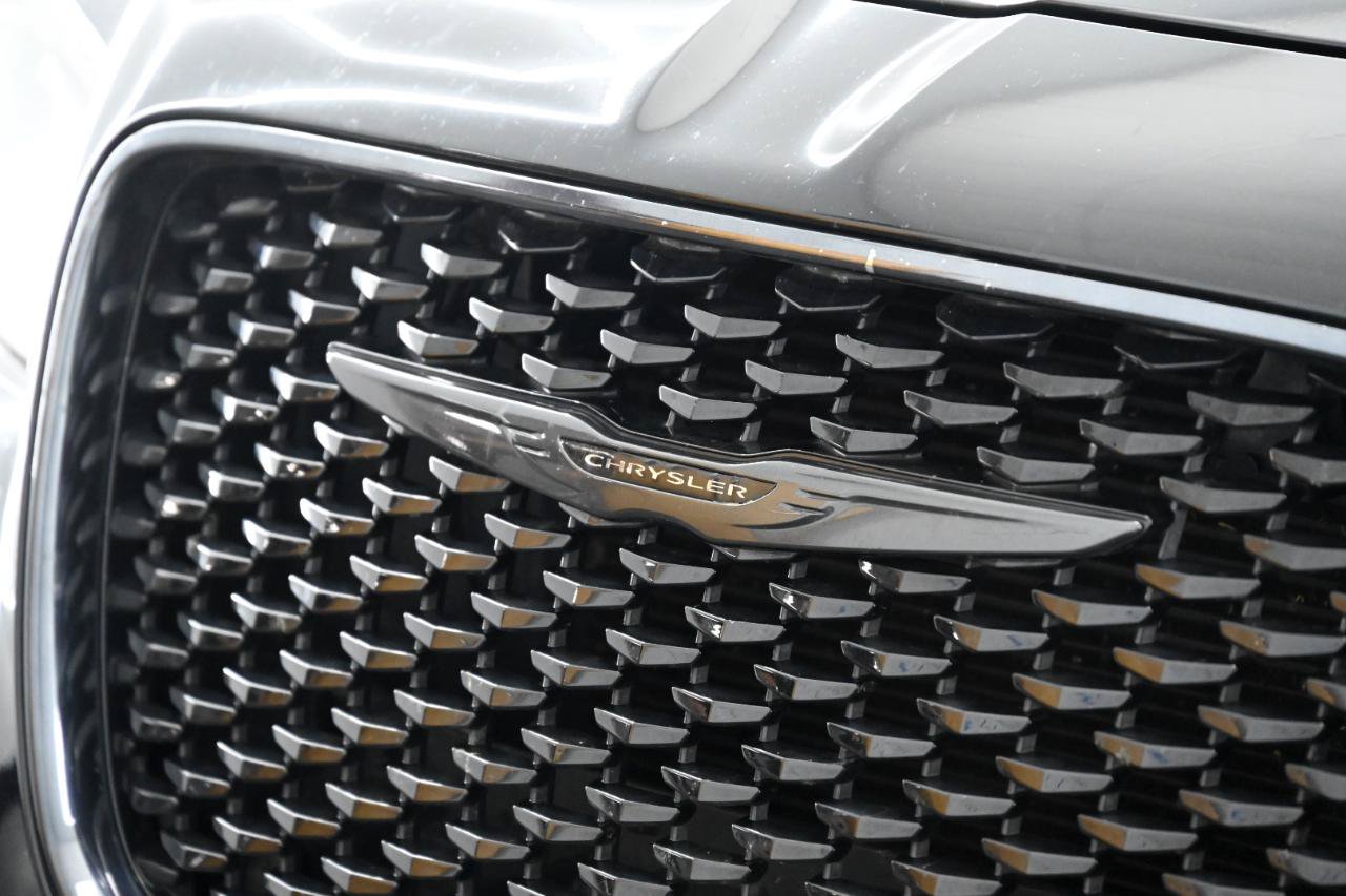 Used 2021 Chrysler 300 Touring L RWD image 9
