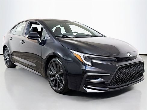 Used 2023 Toyota Corolla SE image 3