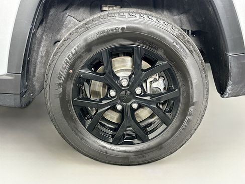 Used 2024 Jeep Grand Cherokee L Laredo image 11