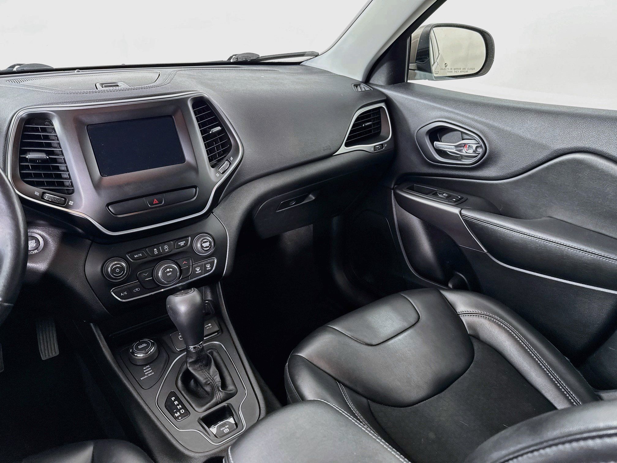 Used 2019 Jeep Cherokee Latitude Plus w/ Cold Weather Group AWD/4WD image 22