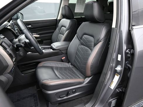 Used 2024 Nissan Pathfinder Platinum image 18