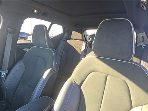 Used 2022 Volvo XC40 T5 R-Design w/ Climate Package image 15