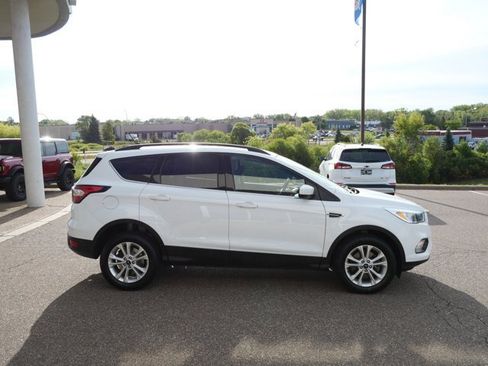Certified 2018 Ford Escape SE w/ SE Sync 3 Package AWD/4WD image 4