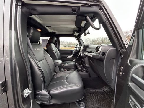 Used 2017 Jeep Wrangler Unlimited Sahara w/ Connectivity Group image 20