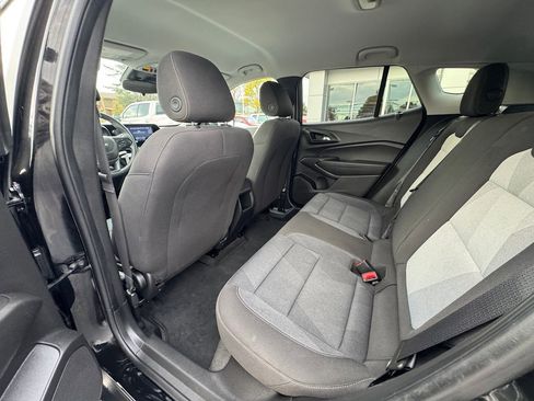 Used 2025 Chevrolet Trax LS w/ LS Convenience Package image 9