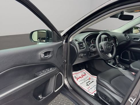 Used 2019 Jeep Compass Latitude AWD/4WD image 6