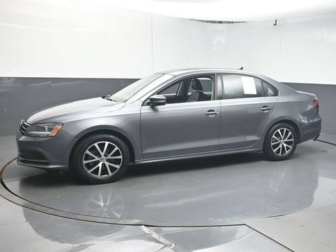 Used 2018 Volkswagen Jetta SE FWD image 4