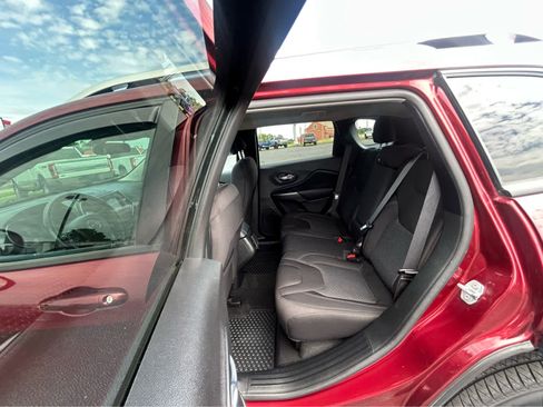 Used 2020 Jeep Cherokee Latitude w/ Cold Weather Group AWD/4WD image 10