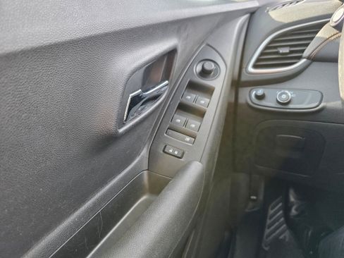 Used 2019 Chevrolet Trax LT w/ LT Convenience Package image 16