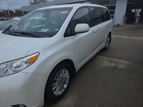 Used 2016 Toyota Sienna Limited image 2