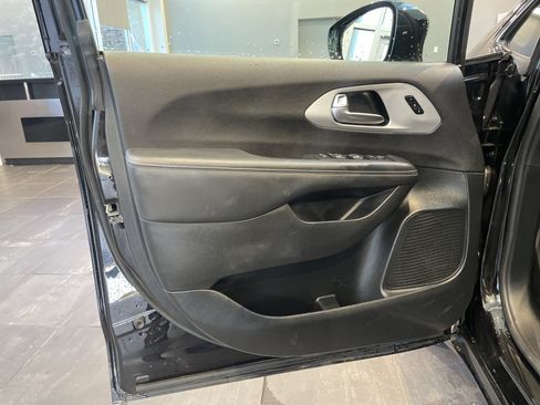 Used 2025 Chrysler Pacifica Limited FWD image 14