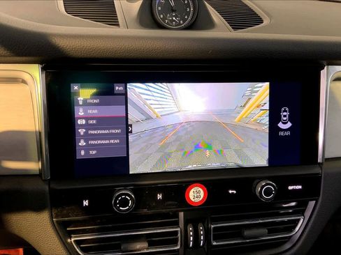 Used 2025 Porsche Macan image 31