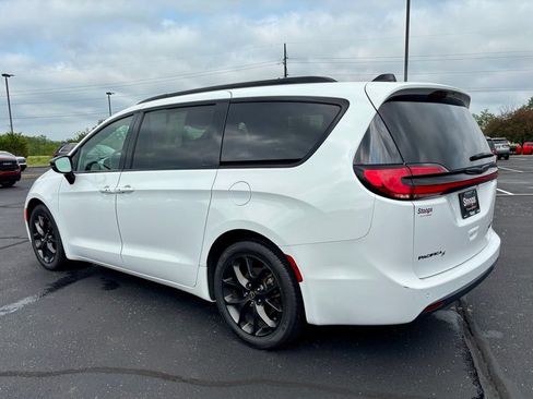 Used 2025 Chrysler Pacifica Limited FWD image 5