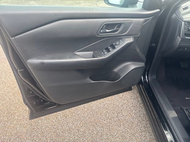 Used 2024 Nissan Rogue S FWD image 14