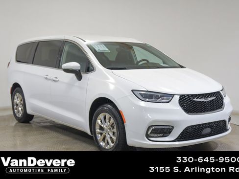 Used 2023 Chrysler Pacifica Touring-L image 1