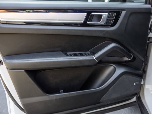 Certified 2022 Porsche Cayenne Platinum Edition AWD/4WD image 25