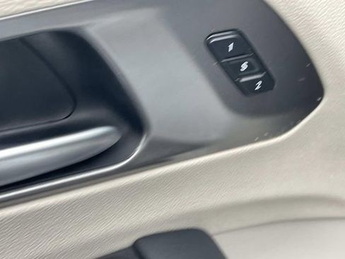 Used 2024 Chrysler Pacifica Touring-L image 14