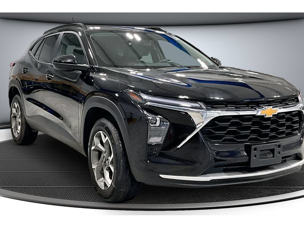 Used 2025 Chevrolet Trax LT FWD image 2