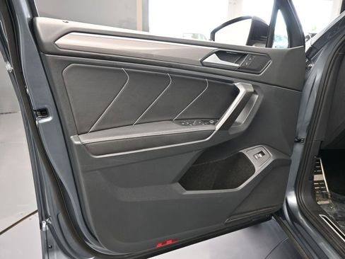 Used 2022 Volkswagen Tiguan SE R-Line image 17