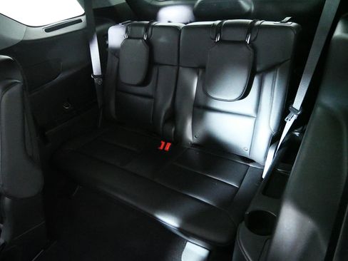 Used 2023 Ford Explorer XLT AWD/4WD image 33