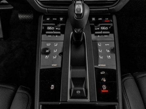 Certified 2025 Porsche Macan image 24