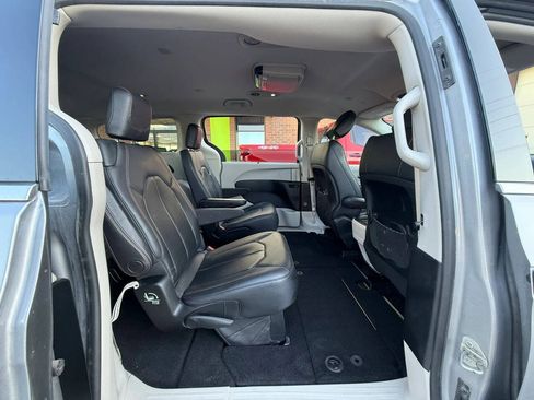 Used 2018 Chrysler Pacifica Touring-L FWD image 21